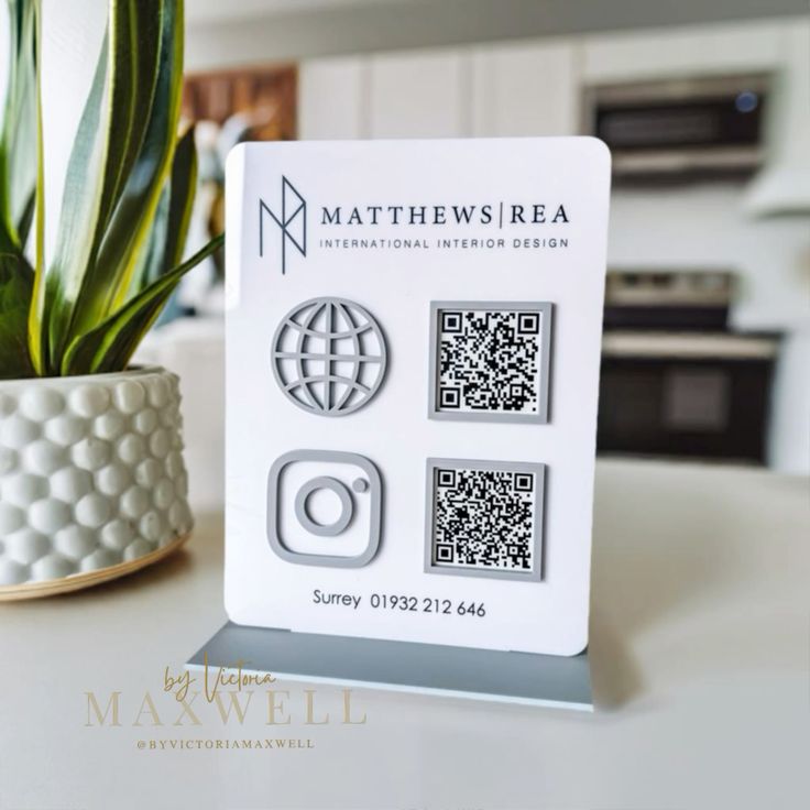 Panneau d'affichage miroir en acrylique personnalisable avec 2 codes QR