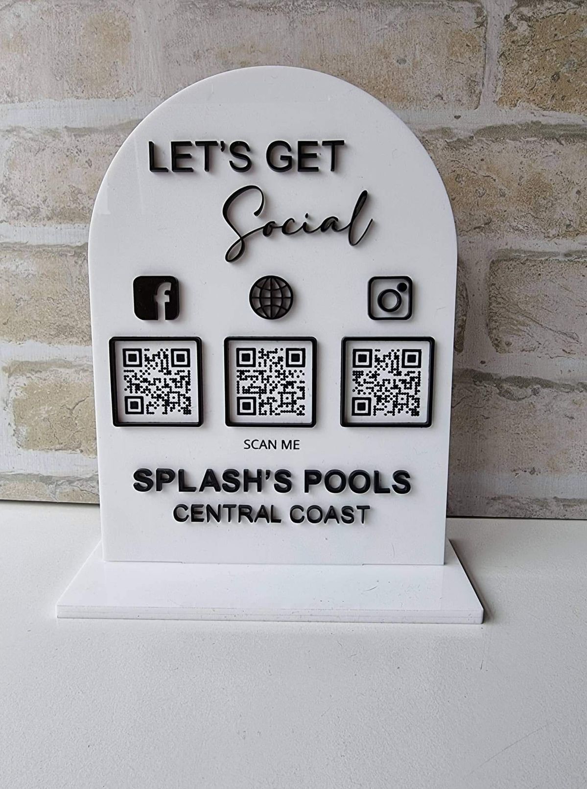 Panneau d'affichage miroir en acrylique personnalisable avec 3 codes QR